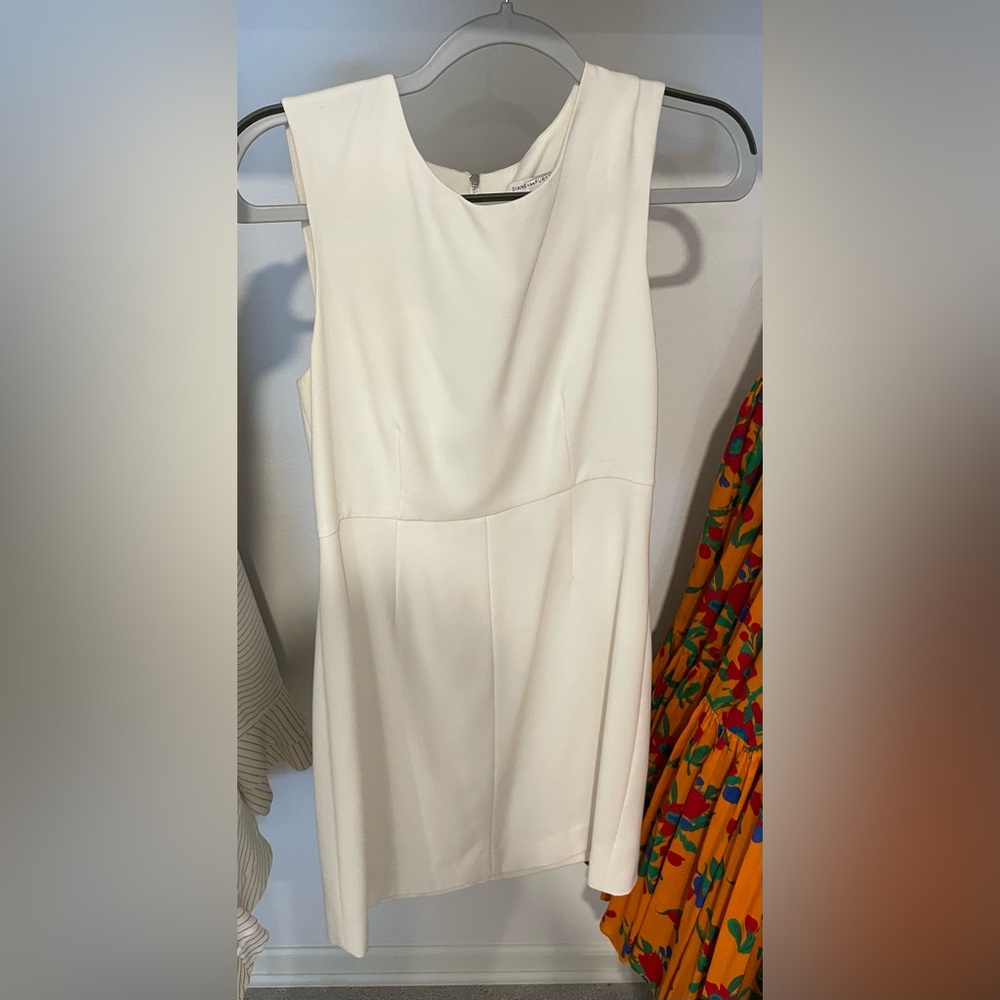 White Diane Von Furstenberg fitted dress 🤍